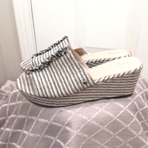 Vera Wang, Sz 10 med, Wedge Slip On Sandals Black/White - Picture 4 of 7